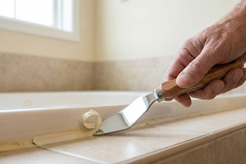 1. Snijd eerst zoveel mogelijk kit weg