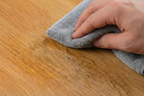 3. Wrijf de lijm weg met een doek of kunststof schraper.